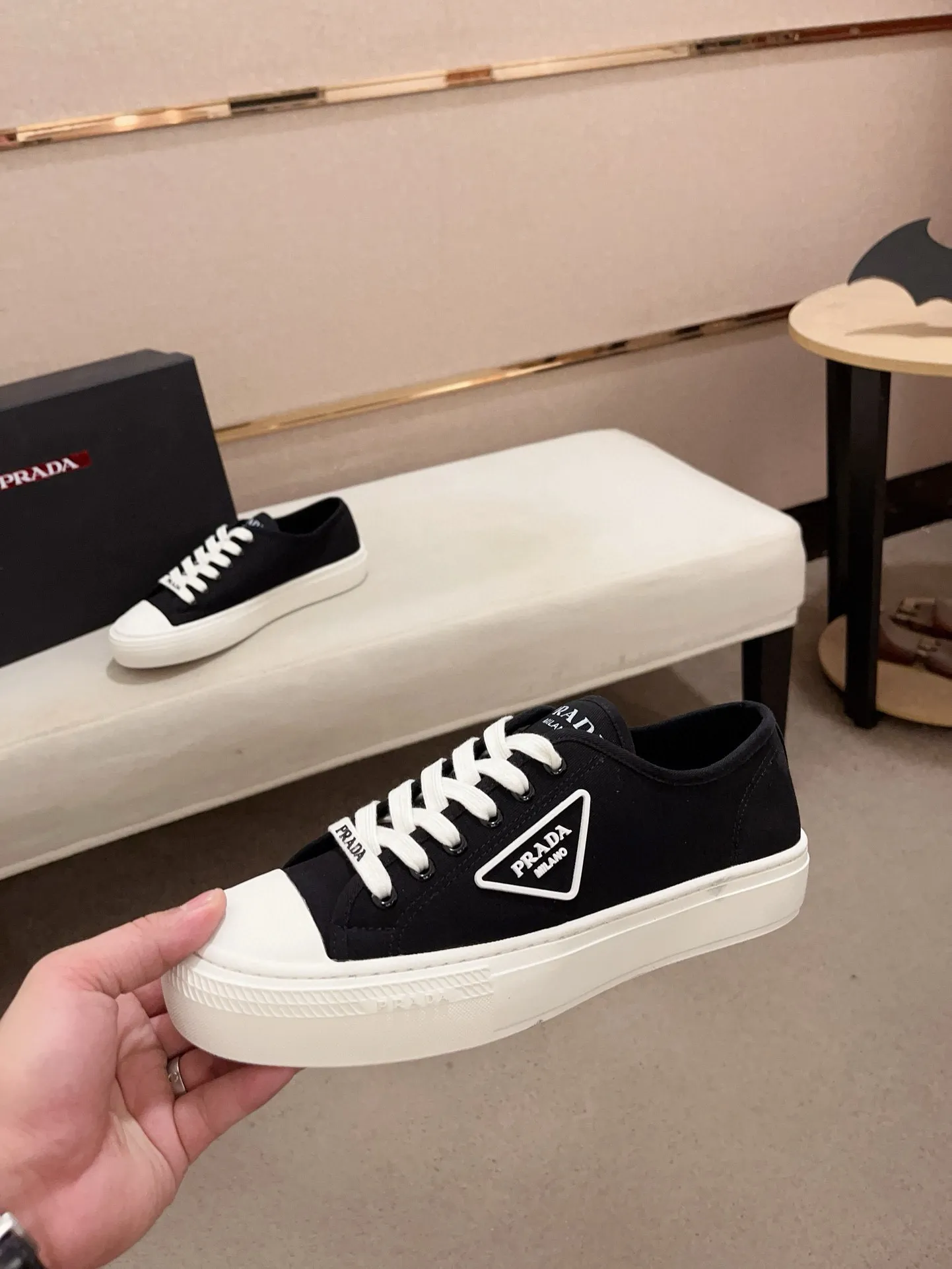 Men's shoes 💰 580💰 ✔️✔️✔️High-quality new PRADA counters are launched at the same time. The new men's shoes and 😘fabrics are selected from first-layer cowhide and are made by pure handicrafts. Lining: Full cowhide lining. 👍🏿 High-end ☄️ air-cushion molded anti-slip rubber outsole, exquisite lines, simple and elegant, comfortable and high-end for leisure travel. Code number: 38 to 44 (45 can be customized)